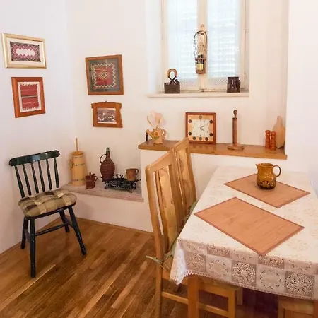 Kuca Mala Σπλιτ